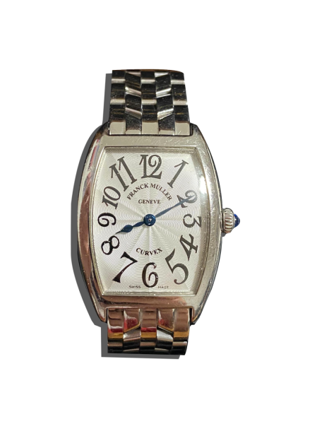 Montre vintage de luxe à boîtier tonneau poli, cadran argenté guilloché avec grands chiffres stylisés, bracelet métal et cabochon bleu sur la couronne ; Valais, Suisse.