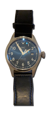 Montre vintage de luxe en acier avec cadran bleu à chiffres arabes visibles, affichage de la date et bracelet cuir noir, visuel produit détouré ; Suisse, Valais, achat antiquaire, acheteur d’art, proposition d’acquisition.