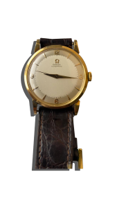 Montre vintage de luxe type chronographe en acier avec bracelet métal, cadran clair à trois compteurs et graduation tachymétrique ;