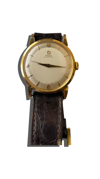 Montre vintage de luxe type chronographe en acier avec bracelet métal, cadran clair à trois compteurs et graduation tachymétrique ;