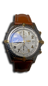 Montre de luxe suisse avec cadran sophistiqué, boîtier poli et bracelet haut de gamme, montrée sur un fond neutre.