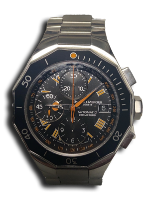 Montre de luxe suisse vintage de style classique avec cadran raffiné et boîtier poli, présentée sur fond neutre mettant en valeur son profil élancé.