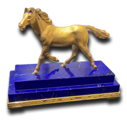 Sculpture représentant un cheval debout sur un socle, détaillé dans sa musculature et sa posture dynamique, patine uniforme. Sculpture, art ancien, antiquités, Valais, antiquaire, acheteur d’art.