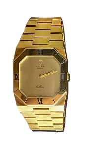 Montre vintage de luxe tout or avec bracelet métal intégré, boîtier octogonal et lunette à chiffres romains, cadran doré satiné