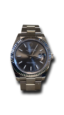 Montre de luxe haut de gamme avec cadran sombre, dotée d’un bracelet métallique poli. Horlogerie haut de gamme.