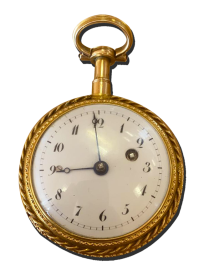 Montre de poche vintage de luxe dorée avec grand anneau, boîtier guilloché, cadran émail blanc à chiffres arabes et aiguilles bleues, visuel produit détouré