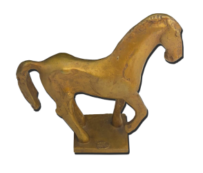Petite sculpture décorative représentant un cheval stylisé, finition dorée patinée, posée sur un socle rectangulaire, visuel détouré ; Suisse, Valais, achat antiquaire, rachat, acheteur d’art, proposition de rachat.