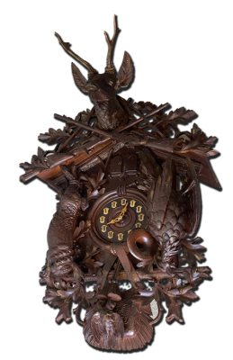 Coucou ancien en bois sculpté, décor de chasse avec tête de cerf et trophées, feuillage, fusils et cadran à chiffres, sur fond transparent