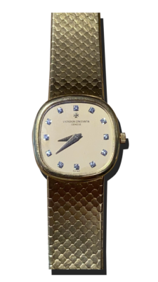 Montre vintage de luxe avec boîtier coussin doré, cadran champagne à index sertis de pierres et bracelet maille en or, photo produit