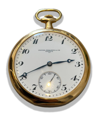 Montre à gousset luxe vintage suisse en métal avec couvercle ouvert, cadran à chiffres classiques et aiguilles fines, posée sur une surface neutre. Montre à gousset,