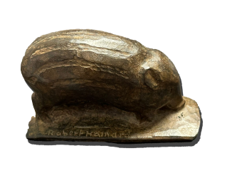 Sculpture en bronze ancien représentant une figure stylisée avec textures métalliques patinées et détails des formes.