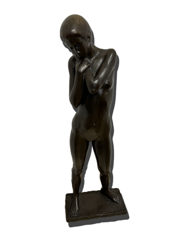 Sculpture ancienne en bronze présentant une figure stylisée aux lignes organiques et surfaces patinées.