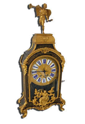 Pendulette ancienne style bronze doré avec cadran à chiffres romains bleus et boîtier noir orné, surmontée d’une figure ailée tenant une trompette. Horloge, pendulette.