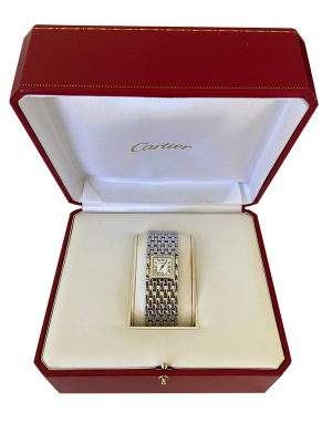 Montre de collection à cadran rectangulaire chiffres romains, bracelet métal à maillons fins, présentée dans un écrin rouge – Antiquaire Valais Suisse, achat, rachat, estimations montres