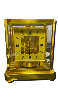 Horloge vintage dorée sous vitrine