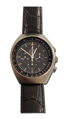 Montre de collection chronographe, cadran noir à trois compteurs et échelle tachymètre, boîtier tonneau acier.