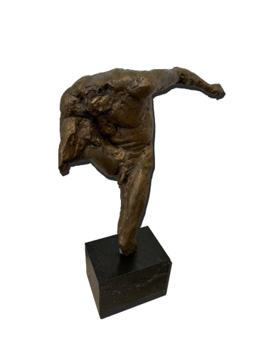 Sculpture en bronze ancien représentant une figure humaine stylisée avec reliefs marqués et patine foncée.