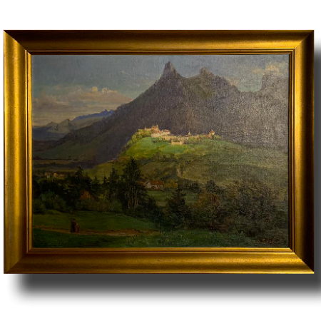 Tableau encadré : paysage de montagne avec sommet rocheux, village sur une colline verdoyante et arbres au premier plan