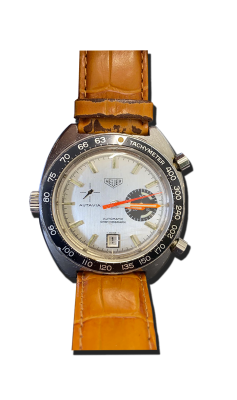 Montre de collection chronographe vintage, cadran clair avec compteurs et aiguille orange, lunette tachymètre noire, bracelet cuir camel
