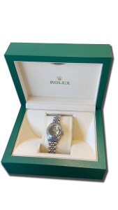 Montre de collection (montre vintage suisse) sur bracelet acier à maillons, cadran sombre, présentée dans un écrin vert