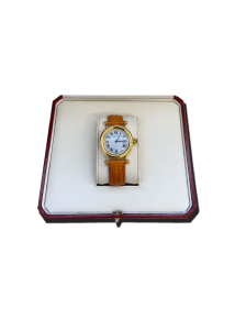 Montre de collection à boîtier doré, cadran blanc à chiffres noirs, bracelet cuir brun, présentée dans son écrin