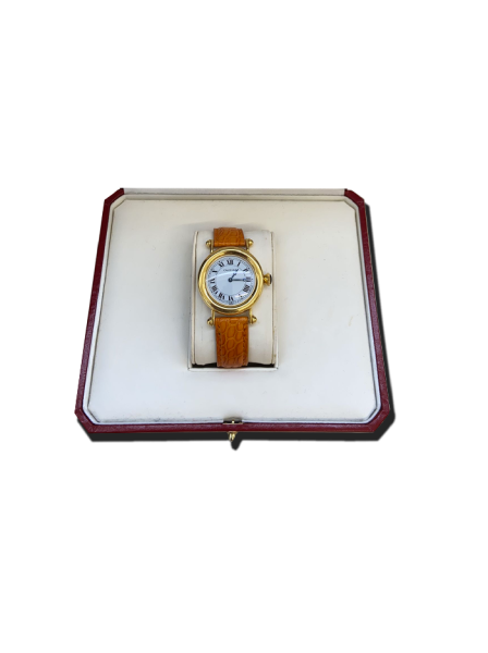 Montre de collection à boîtier doré, cadran blanc à chiffres noirs, bracelet cuir brun, présentée dans son écrin