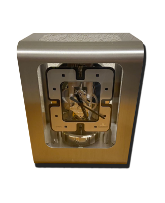 Pendulette de collection suisse type Atmos : boîtier rectangulaire en métal brossé, cadran blanc géométrique et mécanisme visible sous verre