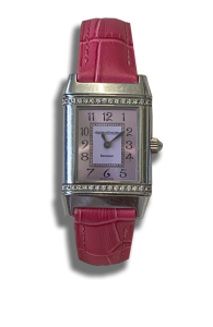 Montre vintage suisse de luxe à boîtier rectangulaire en métal argenté, cadran clair à chiffres arabes, sertissage de petites pierres sur la partie haute et basse, bracelet cuir rouge.