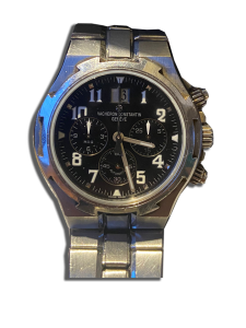 Montre vintage suisse de luxe en acier avec cadran noir, chronographe à trois compteurs et date à 12 h, bracelet métal à maillons.