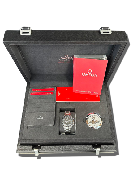 Montre de luxe suisse présentée dans son écrin d’origine avec cadran lisible et boîtier raffiné, mettant en évidence les finitions de haute horlogerie.